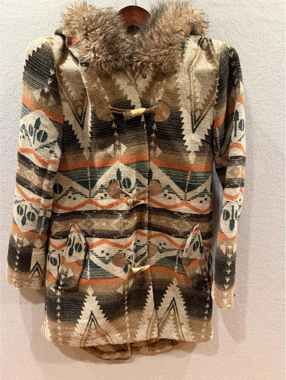 BB Dakota Faux Fur Hooded Coat Aztec Design W/Toggle Buttons Exc Size Small ￼